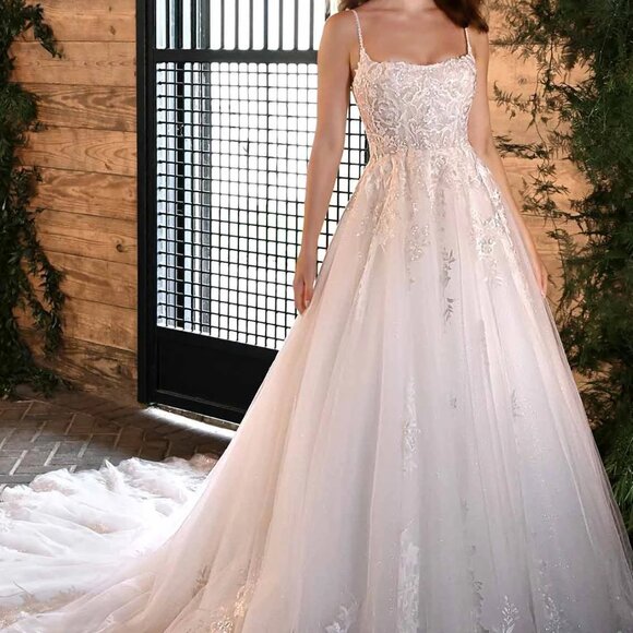 Essense of Australia Wedding Dress - US Size 2 - #D3386 - Picture 1 of 7